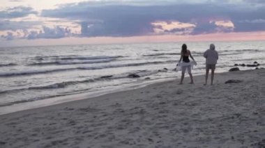 Sahilde şafak vakti deniz kenarında fotoğraf çekimi