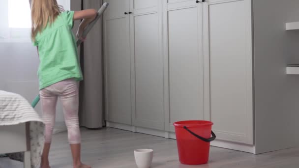 Roztomilá holčička myje podlahy v bytě. — Stock video