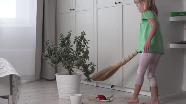 Seorang gadis kecil yang lucu membersihkan rumah. — Stok Video