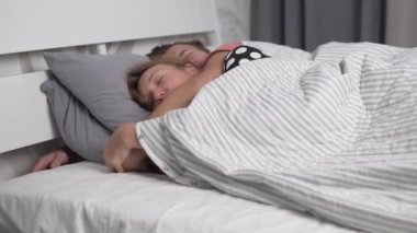 Koca sabah karısına yatakta sarılıyor.