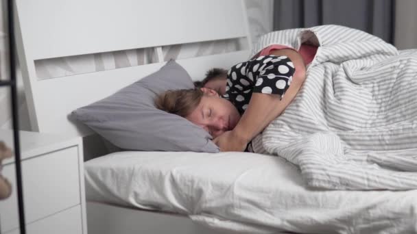 Bruneta žena a muž objímání a spaní — Stock video
