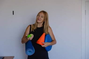 Antrenman seansı düzenleyen eğitmen, yoga öğretmeni stüdyoda pozitif enerjili sınıfı organize ediyor.