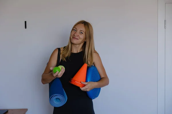 Antrenman seansı düzenleyen eğitmen, yoga öğretmeni stüdyoda pozitif enerjili sınıfı organize ediyor.