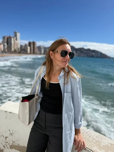 Benidorm, İspanya. Gökdelenlerin arka planında güzel bir kadın var.,