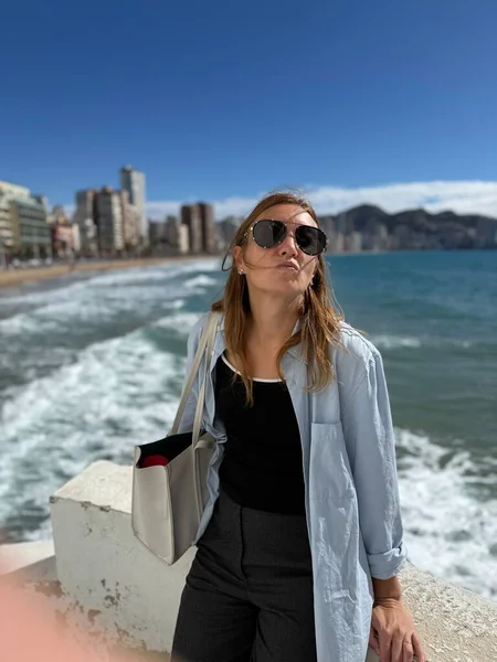 Benidorm, İspanya. İspanya 'nın Benidorm kentinde bir kadın yürüyor..