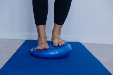 Ağırlığı öne çekerken ayak parmakları titrek minder, ayak parmakları için dinamik denge gelişimi