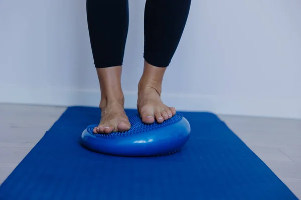 Ağırlığı öne çekerken ayak parmakları titrek minder, ayak parmakları için dinamik denge gelişimi