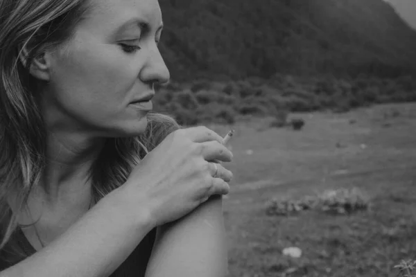 Tek renkli beyaz kadın omuzlarına dokunuyor. Nazik parmakları ve yumuşak deri dokusu olan samimi bir kişisel bakım anı.,