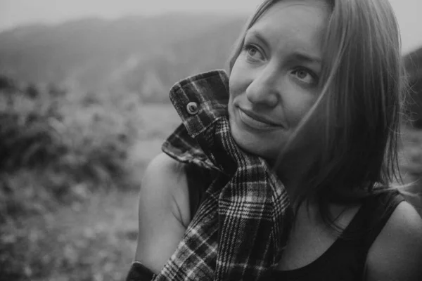 Beyaz kadın portresi eşarplı, tek renkli düşünceli bakışlar, yumuşak odaklı arka plan, klasik moda,