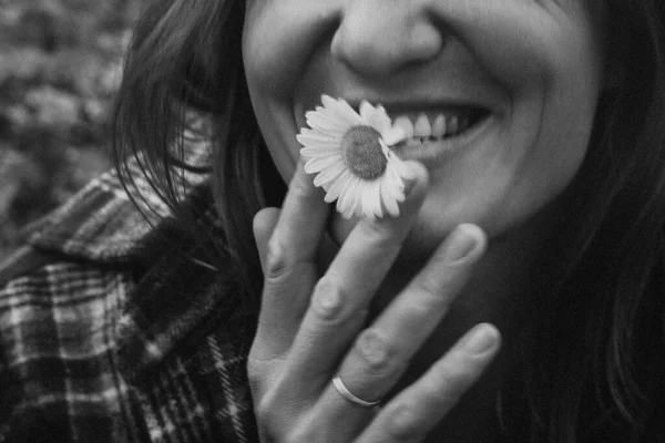 Papatya dudaklı kadın, serbest çiçekçi monokrom yakın plan pozu, ekose gömlek ve yüzük.