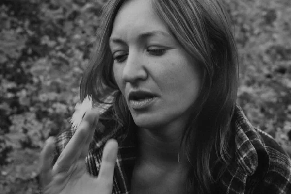 Kafkas kadın portresi elinde tüy, tek renkli açık hava sahnesi, hikaye anlatıcısı çayırda duruyor, yakın plan.