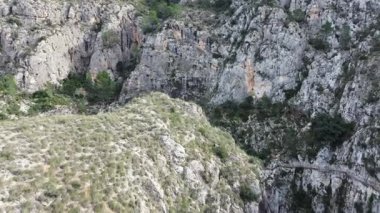 Hava Kanyonu Manzarası İnce çalılar ve dik yamaçlarla çevrili Rocky Kireçtaşı Uçurumları