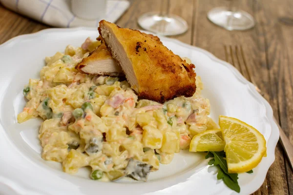 Wiener Schnitzel mit Kartoffelsalat — Stockfoto