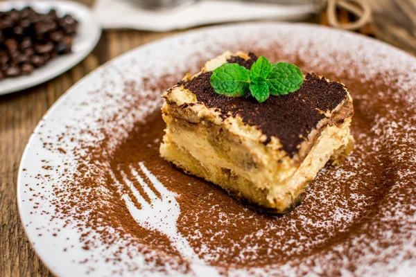 Итальянский десерт тирамису — стоковое фото