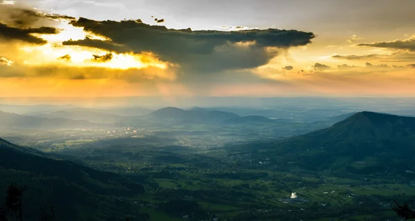 Pôr do sol e montanha — Fotografia de Stock