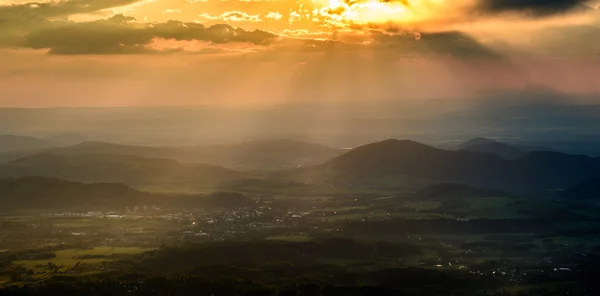 Solnedgång och berg — Stockfoto