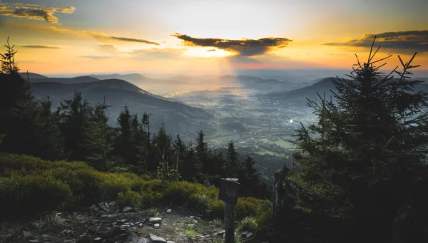 Захід сонця та гора — стокове фото