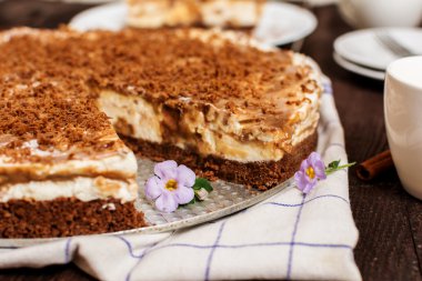Çikolata ile karamelli cheesecake