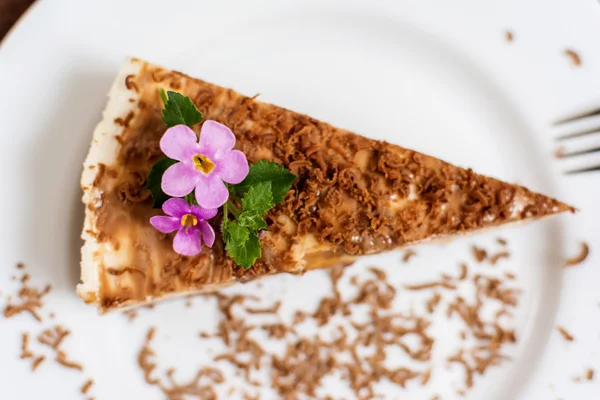 Caramel cheesecake with chocolate — Stock Photo, Image