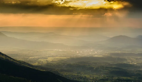 Pôr do sol e montanha — Fotografia de Stock