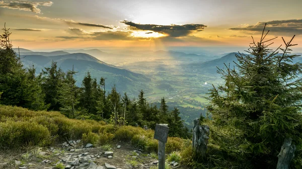 Pôr do sol e montanha — Fotografia de Stock