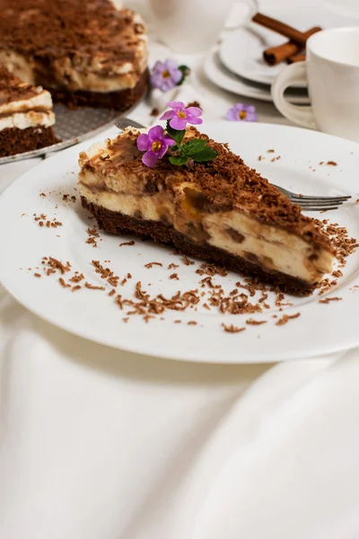 Caramel cheesecake with chocolate — Stock Photo, Image