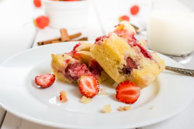 Çilek ile geleneksel pasta