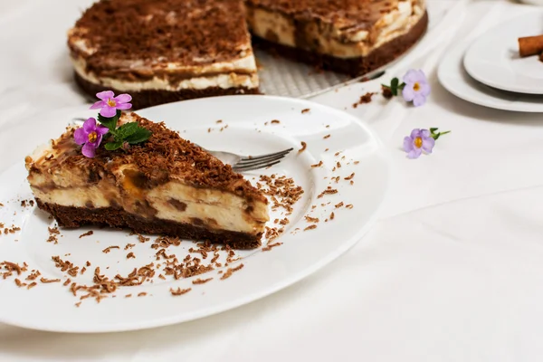 Tarta de queso con caramelo y chocolate —  Fotos de Stock