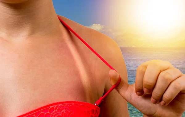 Flicka med solbrända hud — Stockfoto