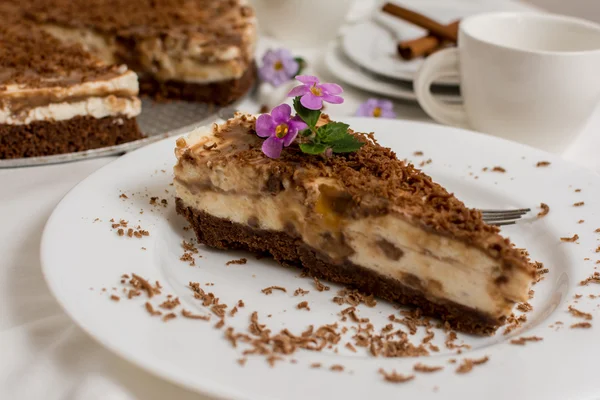 Caramel cheesecake with chocolate — Stock Photo, Image