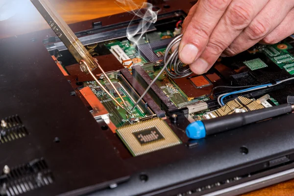 Homem computador de solda — Fotografia de Stock