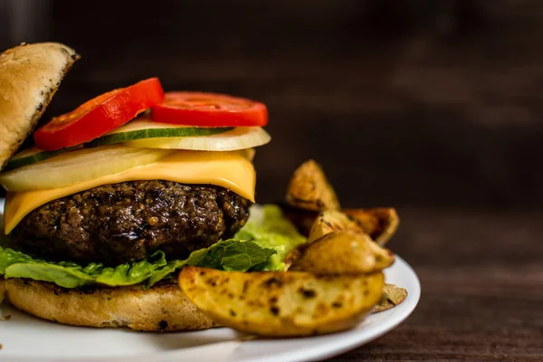 Grilovaný hovězí hamburger — Stock fotografie