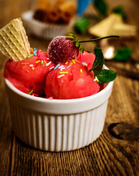 Strawberry ice cream — Stock Photo, Image