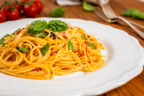 Espaguete com molho de tomate — Fotografia de Stock