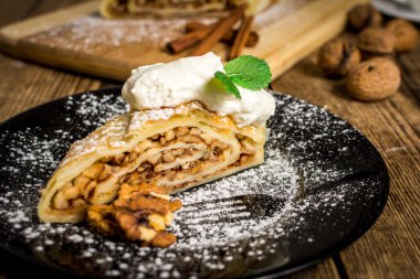 geleneksel elma strudel