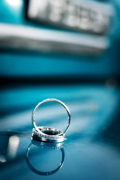 아름다운 결혼반지가 매크로 사진을 감쌌다 — 스톡 사진