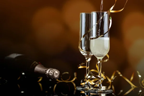 Ποτήρια Σαμπάνιας Χρυσή Κορδέλα Και Λάμψη Μαύρο Φόντο Πρωτοχρονιά — Φωτογραφία Αρχείου