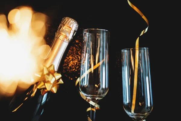 Ποτήρια Σαμπάνιας Χρυσή Κορδέλα Και Λάμψη Μαύρο Φόντο Πρωτοχρονιά — Φωτογραφία Αρχείου