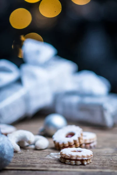 木製のテーブルの上に銀紙や銀電球でクリスマスプレゼント — ストック写真