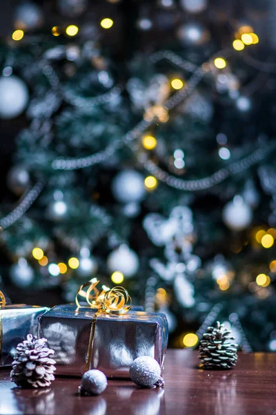 Різдвяні Подарунки Срібному Папері Срібних Лампочках Дерев Яному Столі — стокове фото