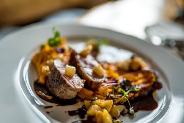 Domuz filetosu ve domuz pastırması ızgara patates.