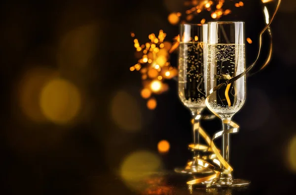 Verres Champagne Avec Ruban Doré Étincelles Jaunes Sur Fond Noir — Photo