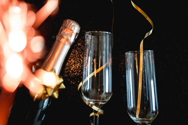Verres Champagne Avec Ruban Doré Étincelles Sur Fond Noir Célébration — Photo