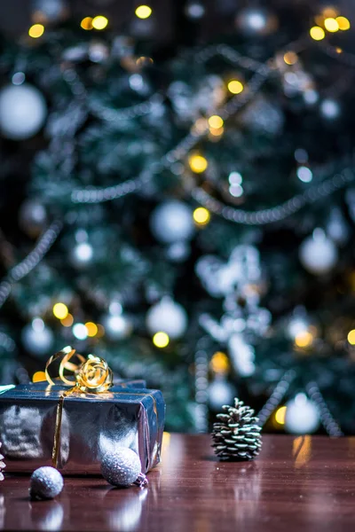 Різдвяні Подарунки Срібному Папері Срібних Лампочках Дерев Яному Столі — стокове фото