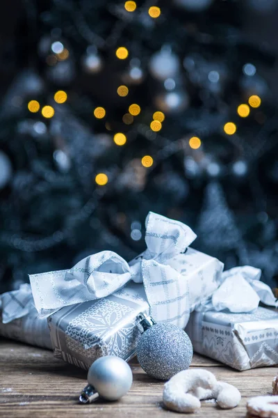 Weihnachtsgeschenke Aus Silbernem Papier Und Silbernen Glühbirnen Auf Holztisch — Stockfoto