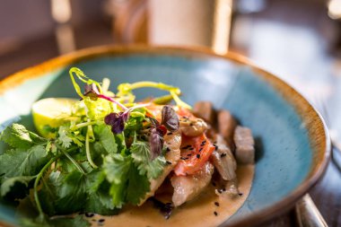 Hint Tavuğu, köri, sebze ve pilav.