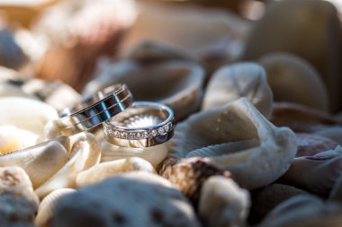 Güzel mücevher alyansları yakın çekim makro fotoğrafçılık.