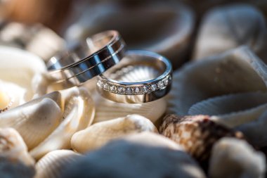 Güzel mücevher alyansları yakın çekim makro fotoğrafçılık.