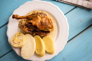 Geleneksel Çin mutfağı fırında ördek, beyaz lahana ve hamur tatlısı.