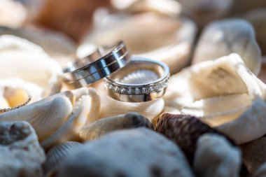 Güzel mücevher alyansları yakın çekim makro fotoğrafçılık.